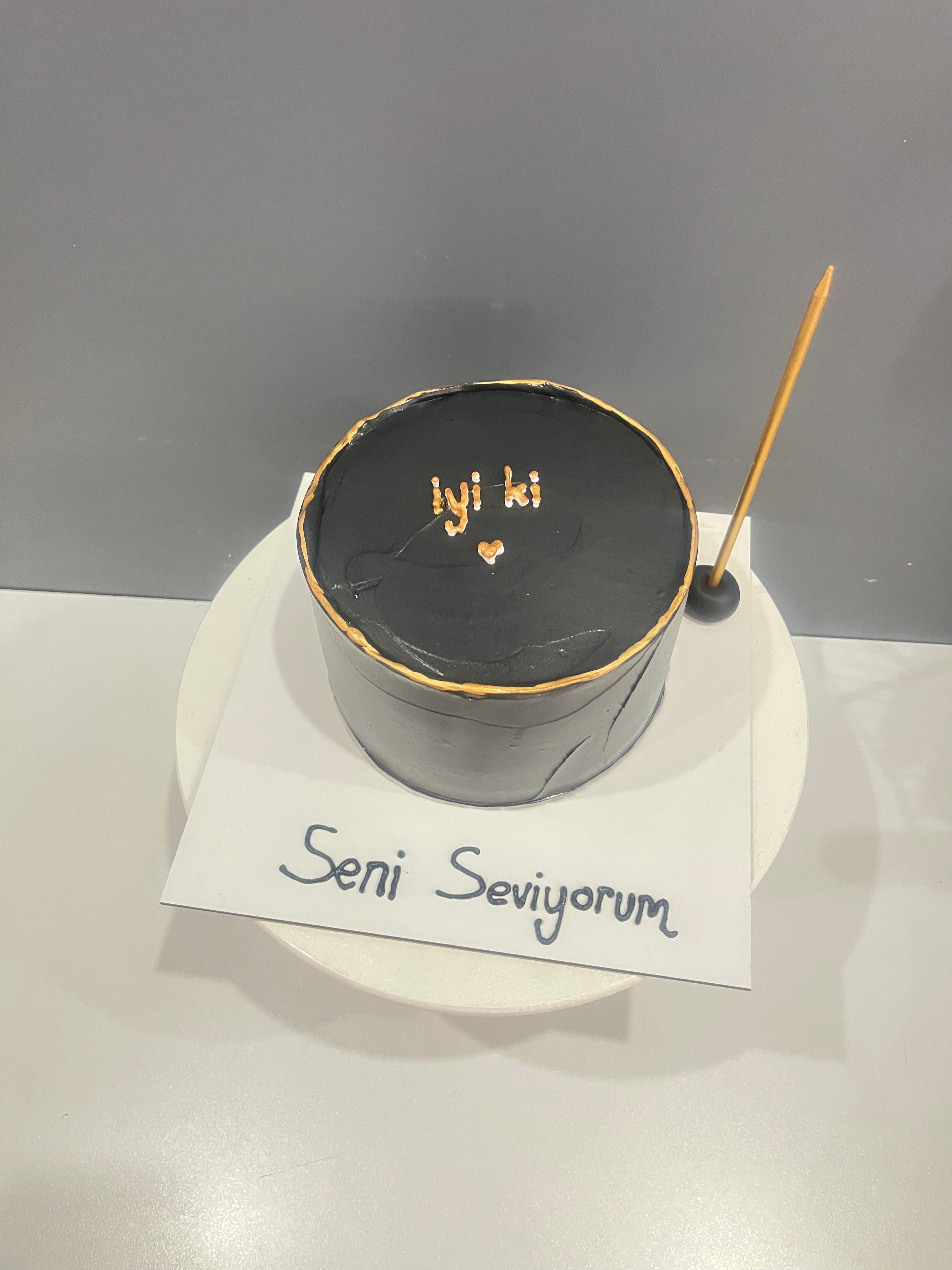 Siyah yazılı bento pasta