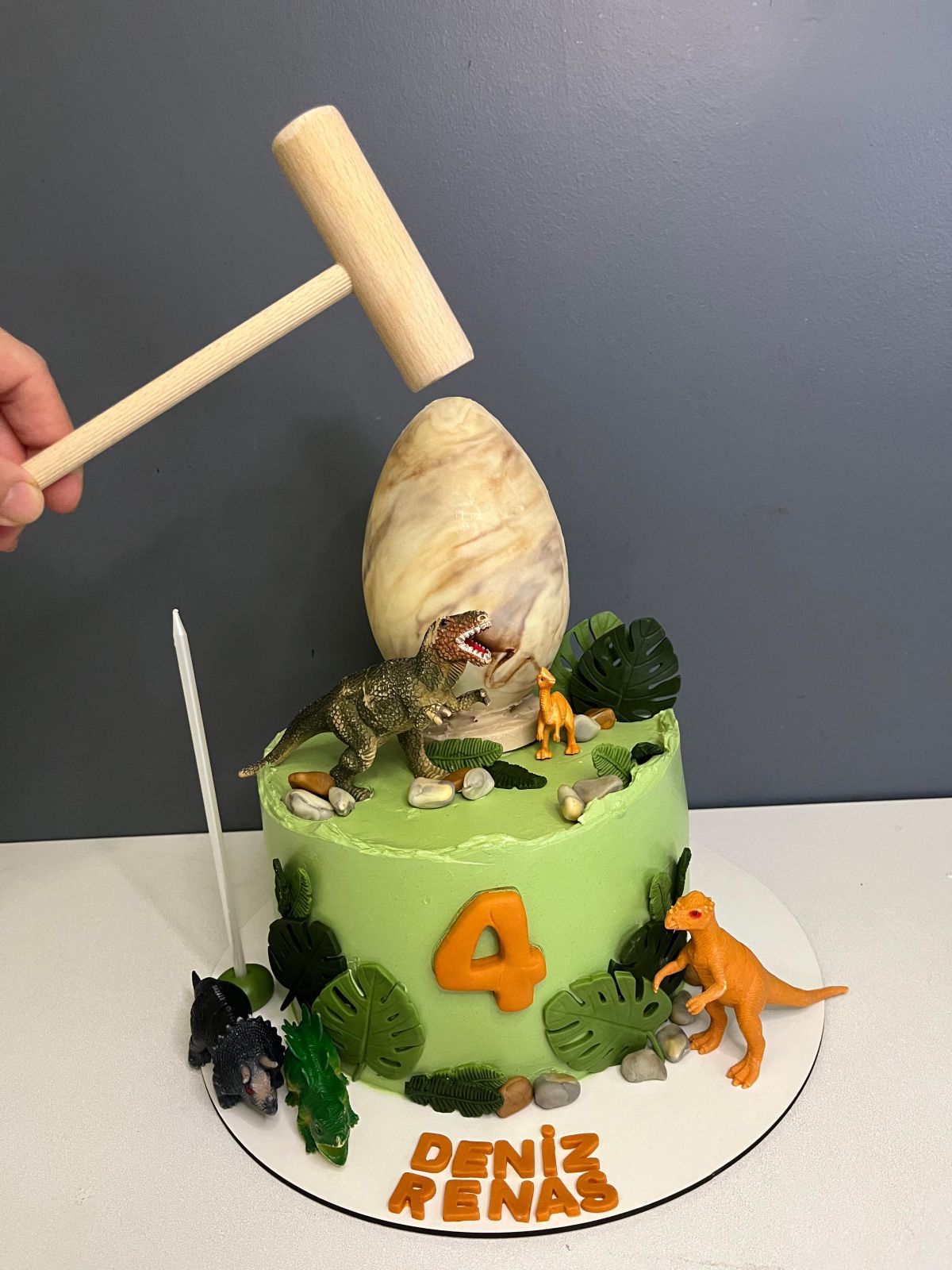 Dinazor Temalı Pinyata Detay Pasta