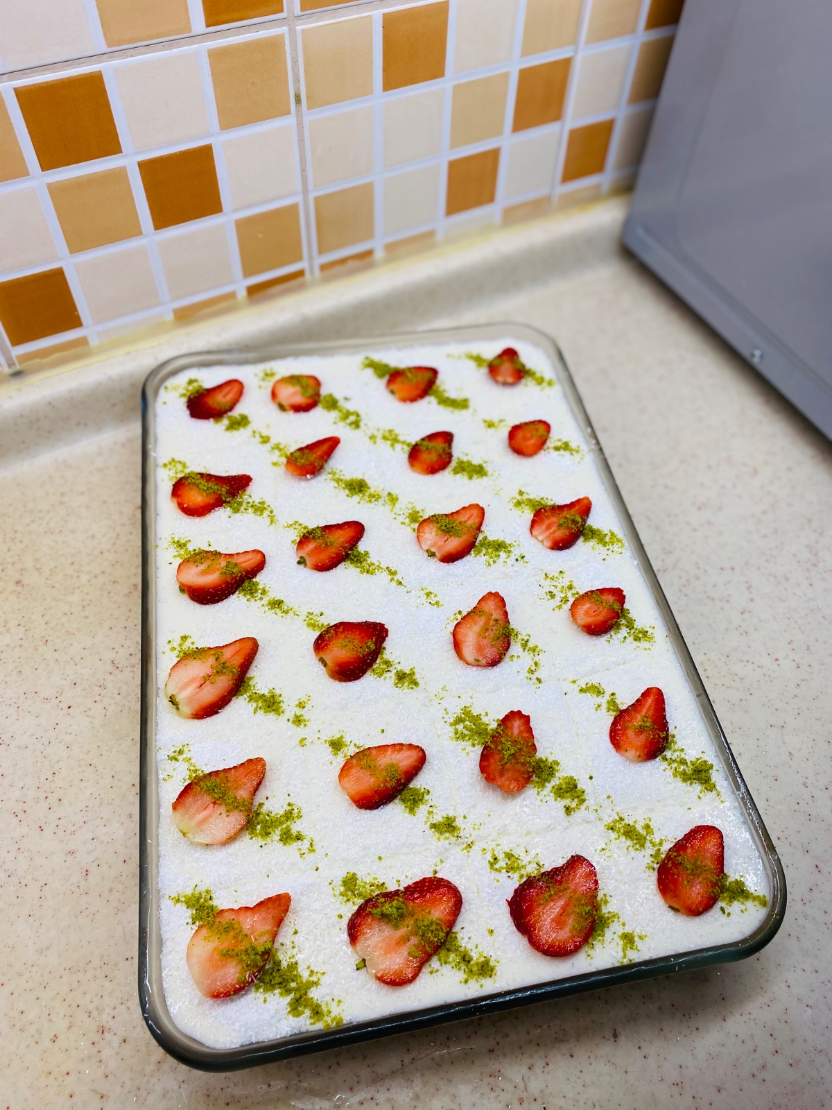 Çilekli ve Antep Fıstıklı Gelin Pastası 